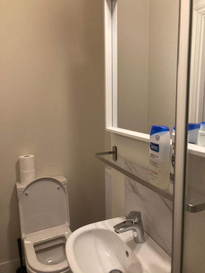 The Dimmer 2 Bedroom Apartment Лондон Екстериор снимка